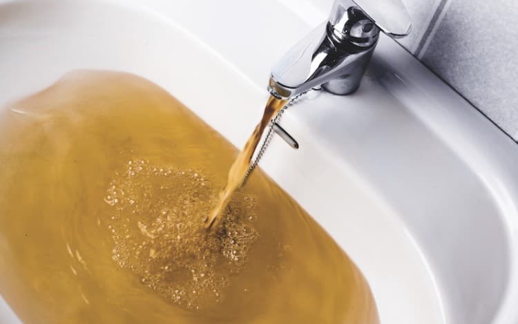 Robinet et eau jaune