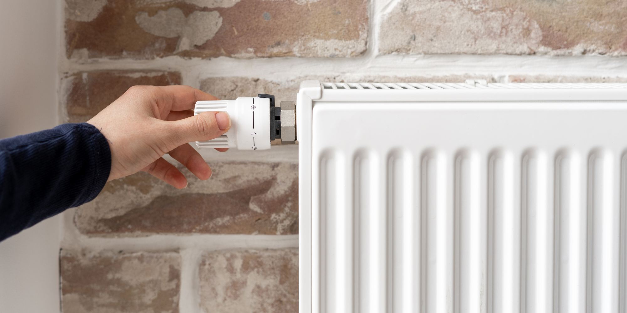 personne allumant un radiateur électrique