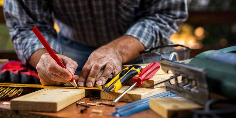 Bricoleur pendant le Black Friday