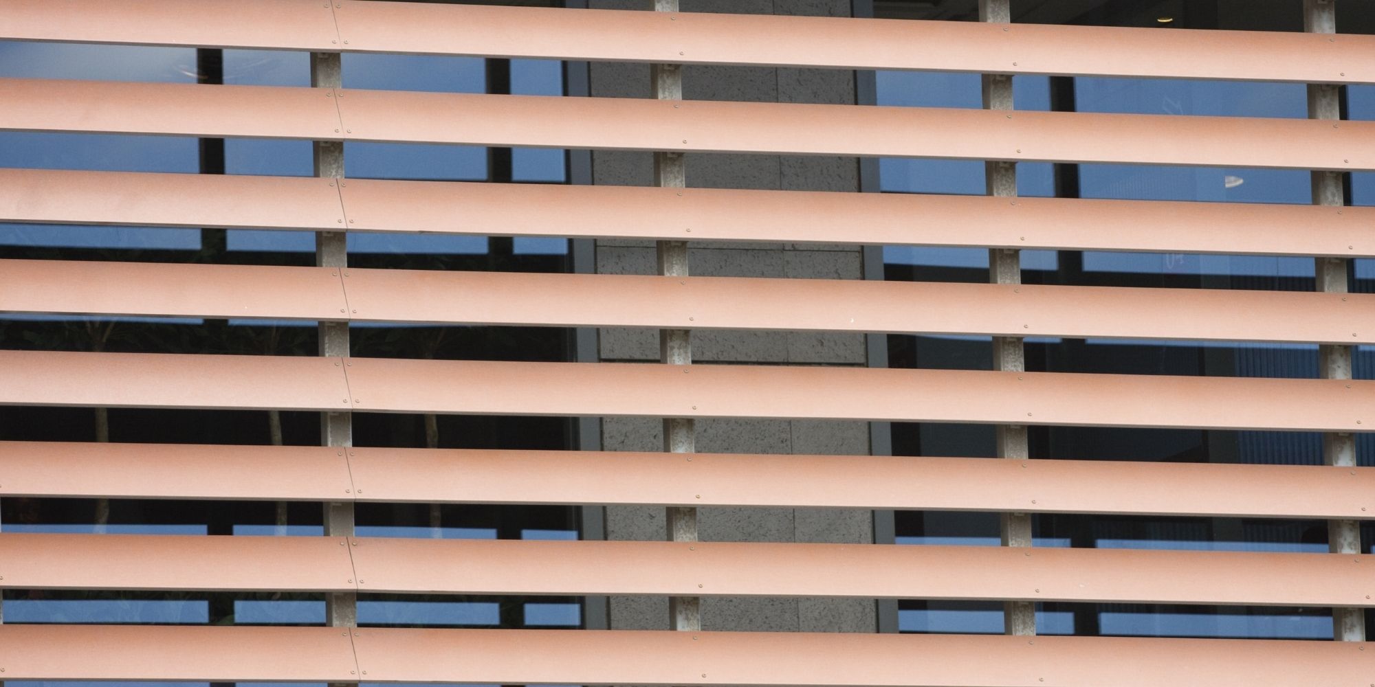 brise soleil installé sur une grande vitre