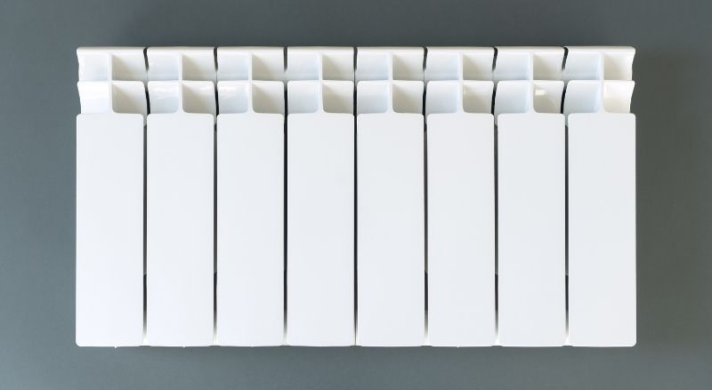 radiateur electrique moderne fixe sur un mur gris