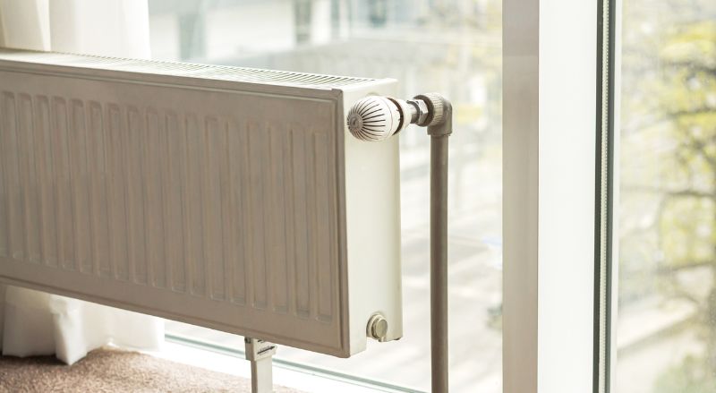 Le radiateur brique réfractaire permet de nombreuses économies d'énergie toute l'année, ce qui rentabilise son prix excessif.