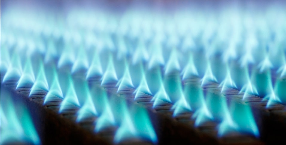 Vue de flammes du chauffage au gaz, interdit en constructions neuves