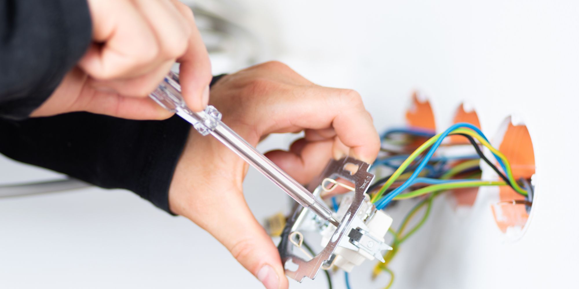prise électrique avec circuit spécialisé