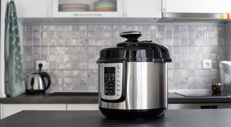 multicuiseur cookeo sur un plan de travail dans une cuisine moderne