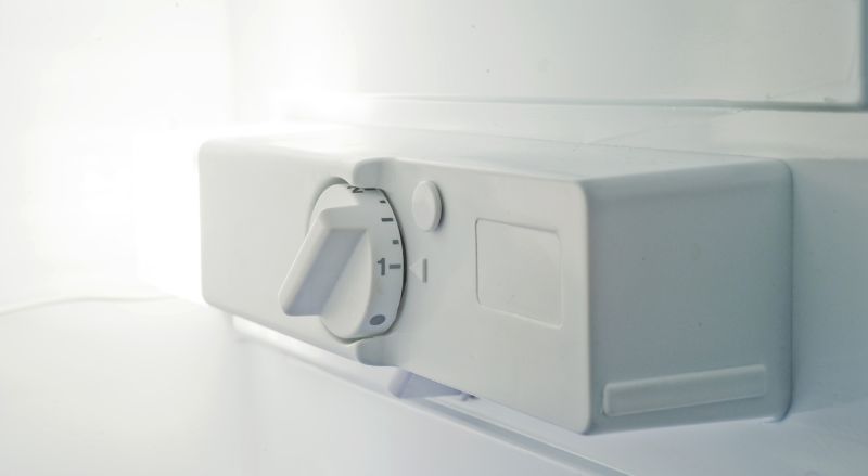 boitier blanc abritant le thermostat du frigo
