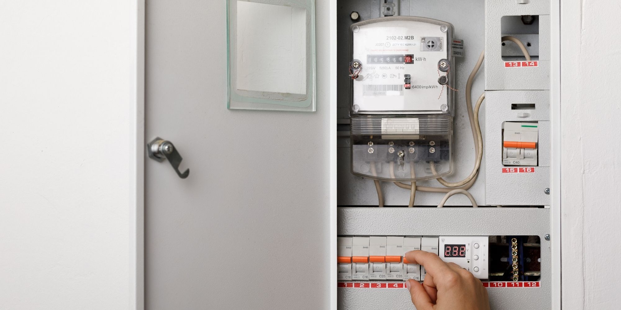 compteur électrique camouflé dans un coffre