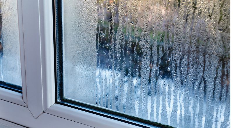 Fragment de fenetre en plastique avec condensation d eau sur le verre