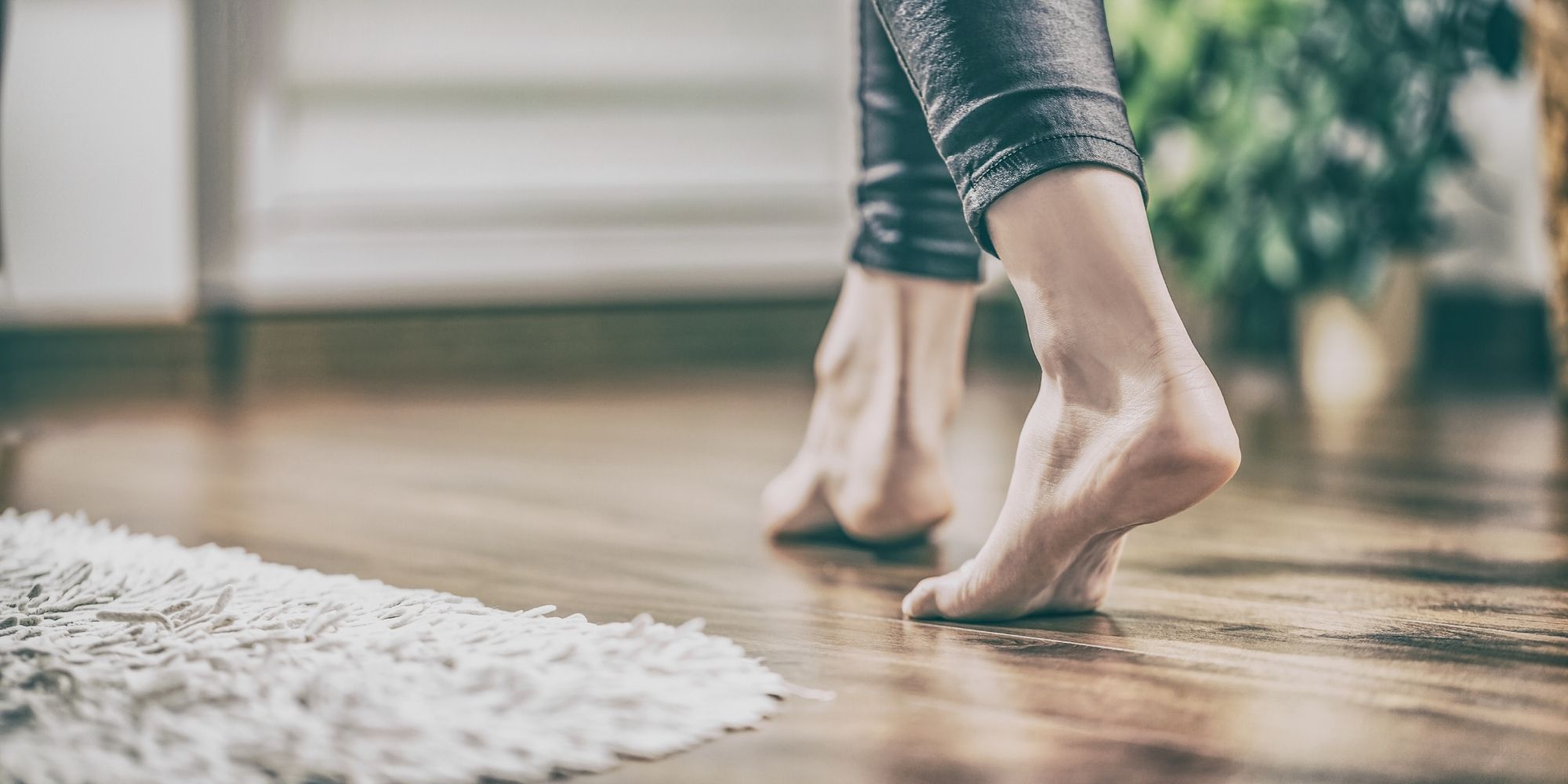 pieds nus sur un chauffage au sol