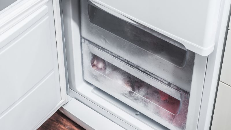 interieur d un congelateur en bas d un refrigerateur