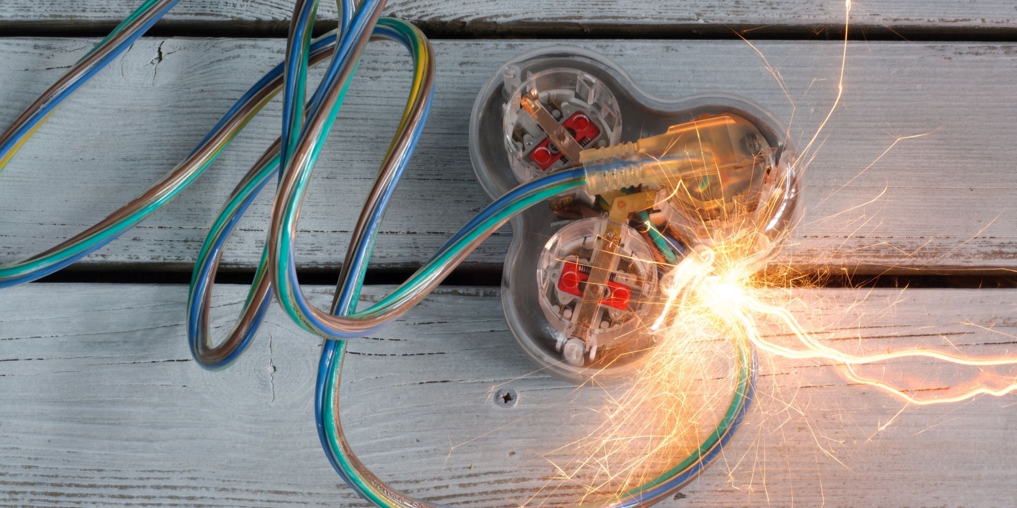 court-circuit sur une prise électrique