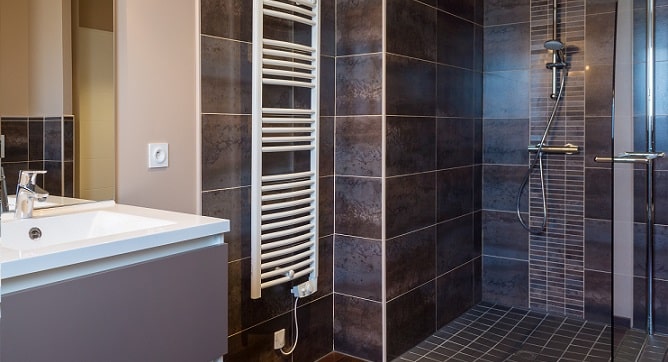 douche italienne dans une salle d'eau