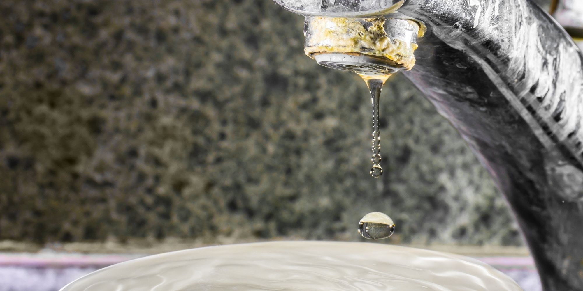 robinet entartré par une eau dure