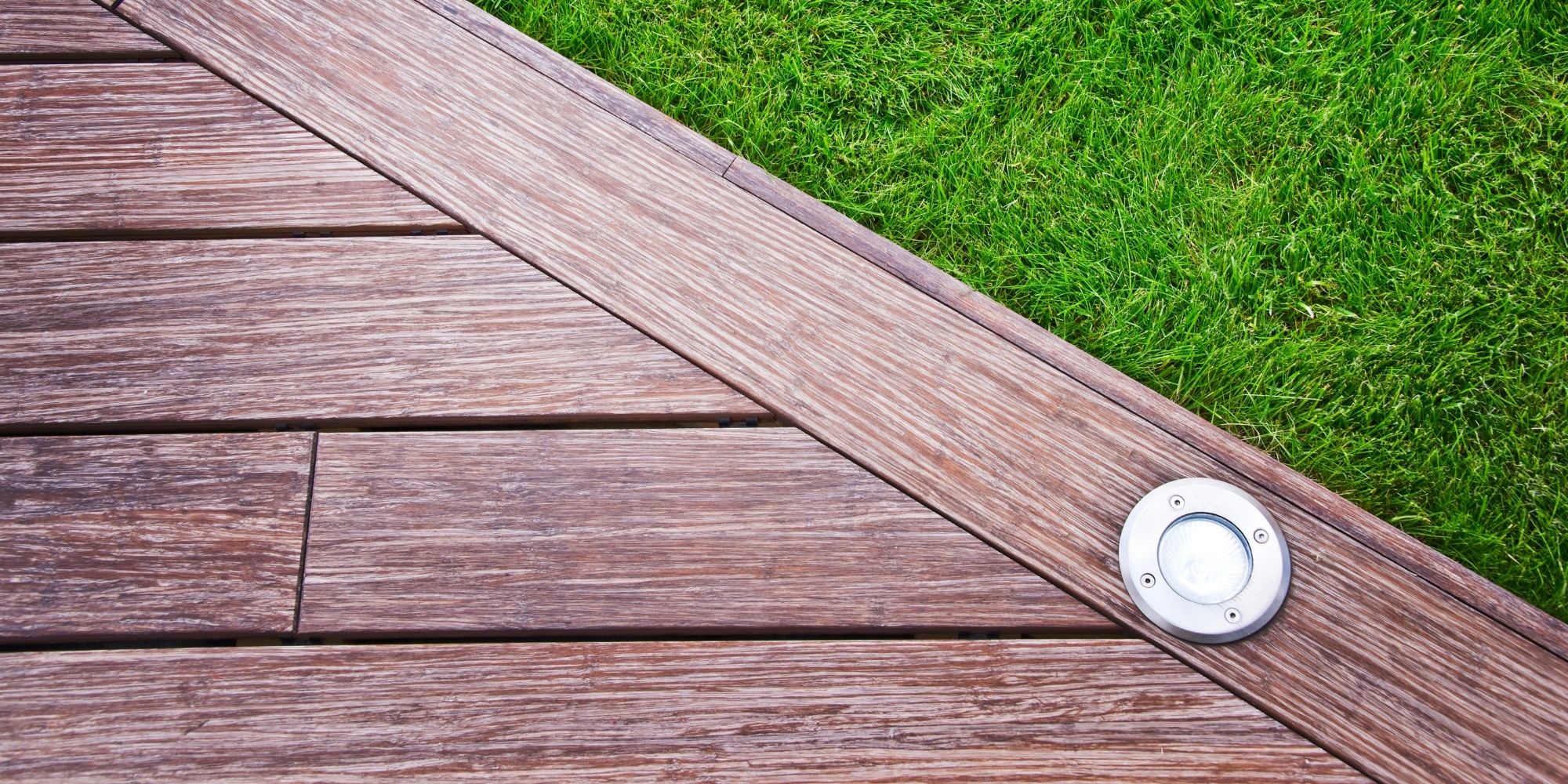 spot led encastré sur une terrasse en bois