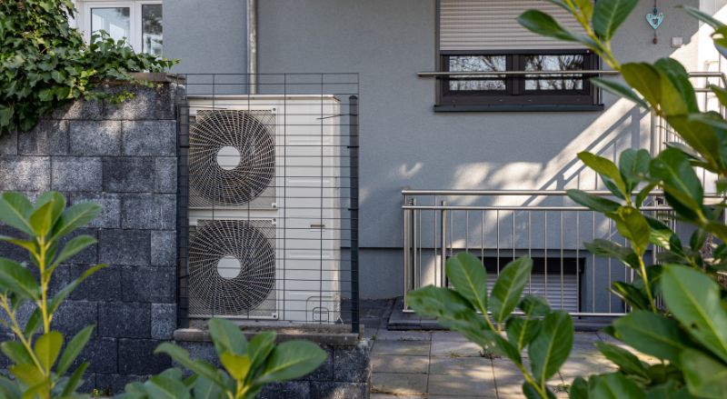 pompe a chaleur air eau installe devant une maison