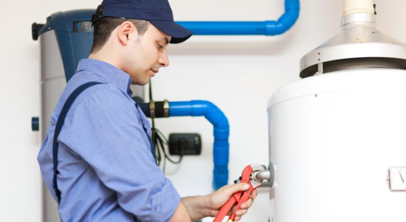 Une évacuation de chauffe-eau avec conduit de cheminée demande un ramonage régulier