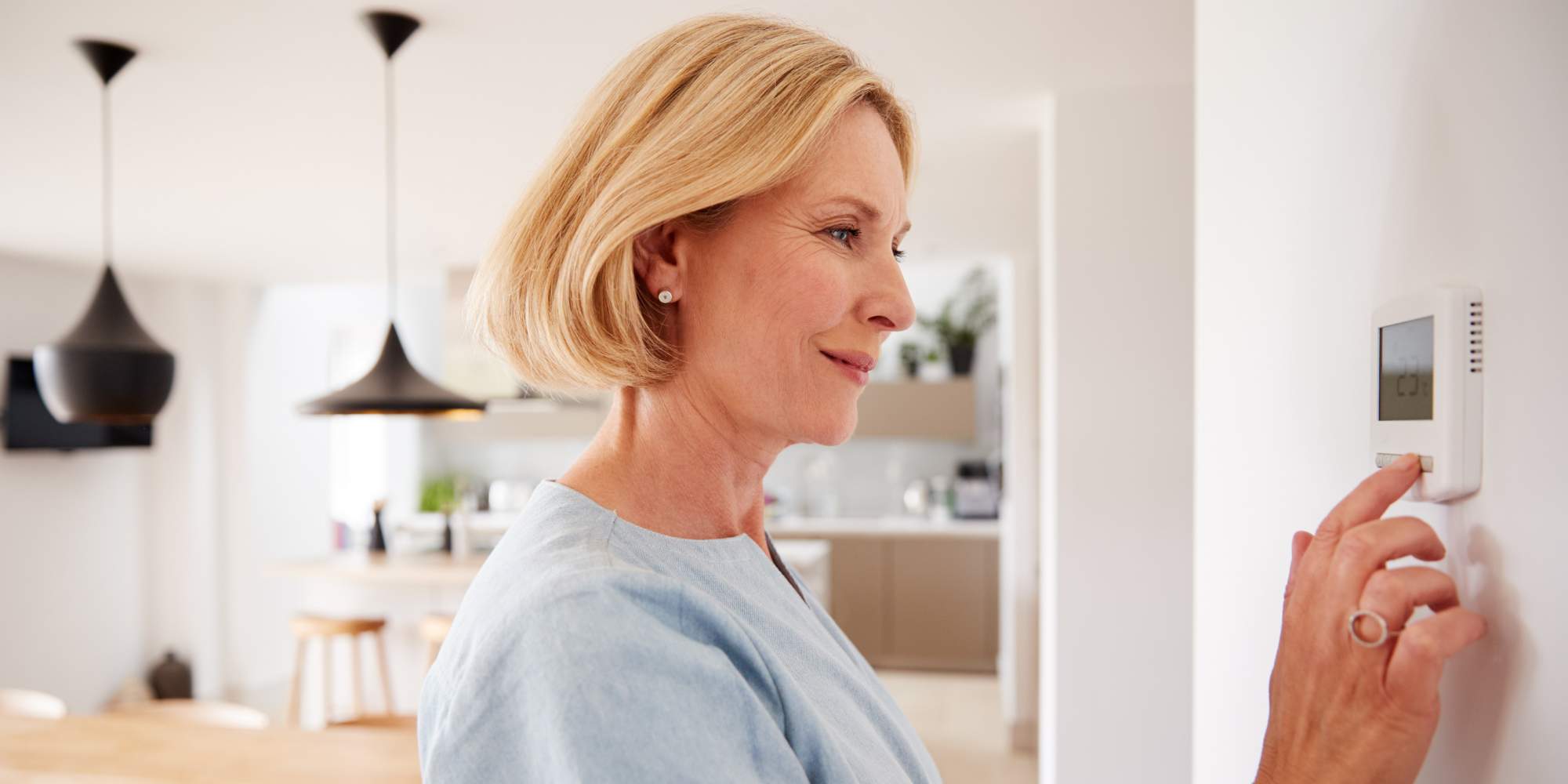 personne qui règle la température de son chauffage