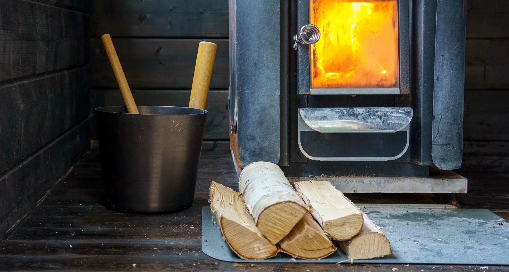 Poêle à bois avec un habillage derrière