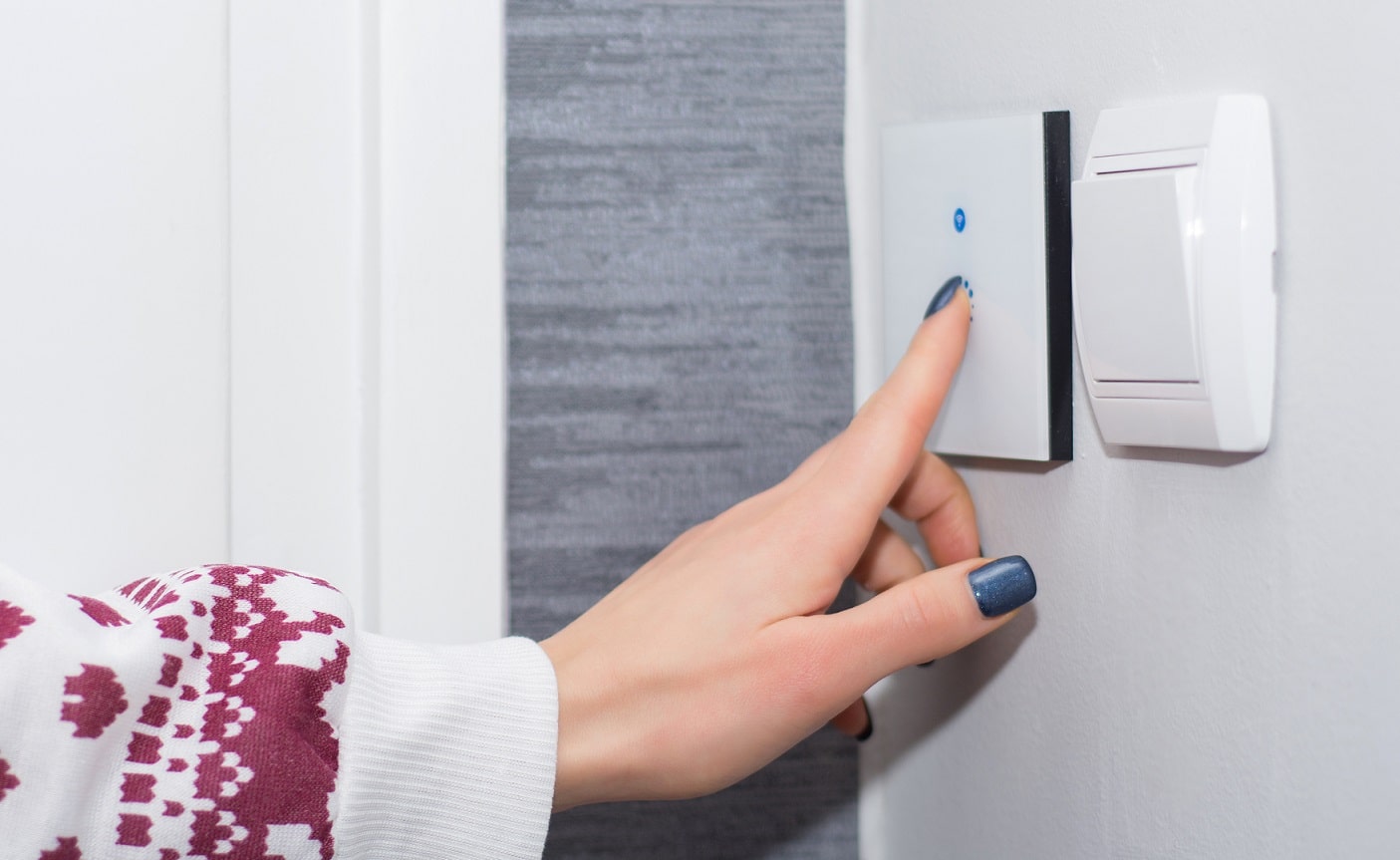 Main sur un interrupteur connecté