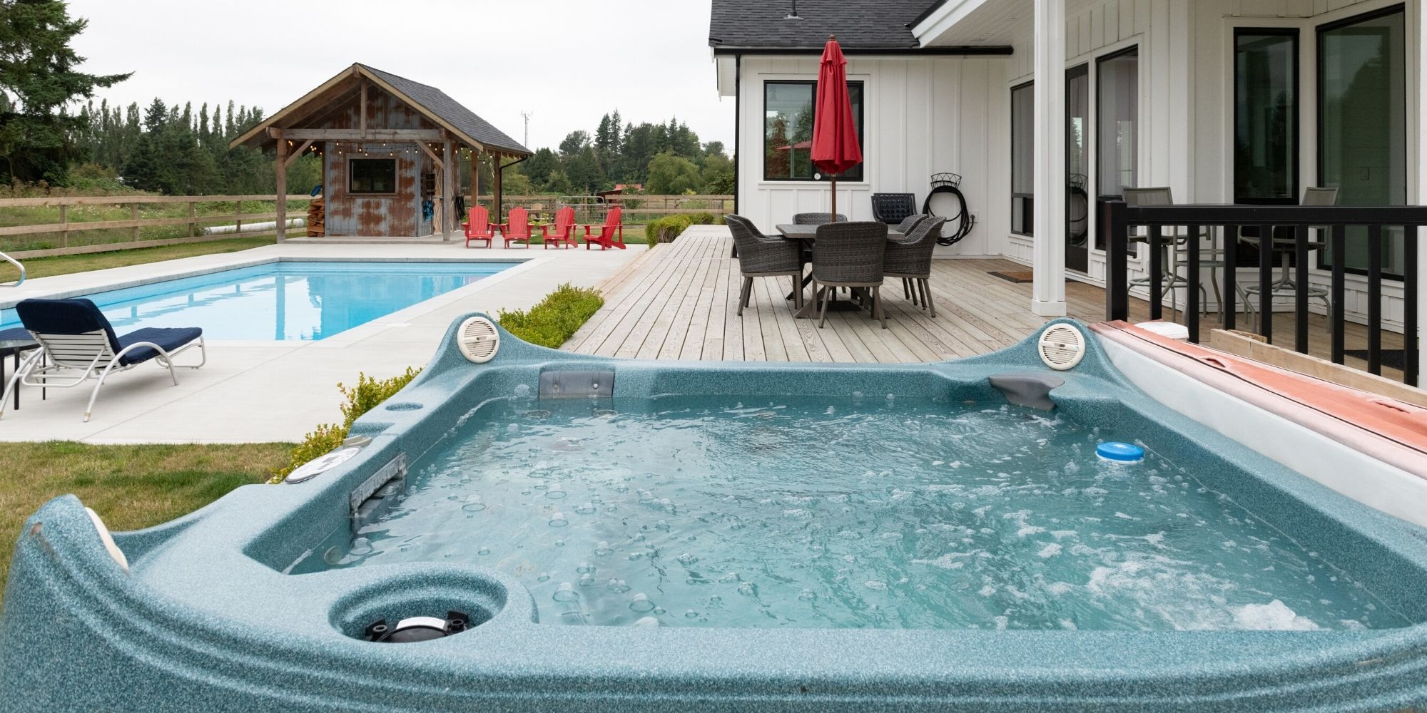 jacuzzi extérieur sur une terrasse