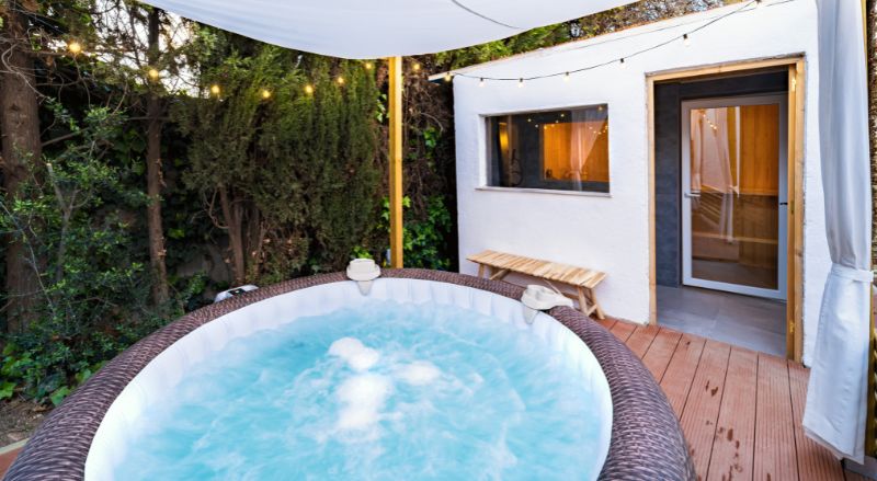 Spa gonflable sur une terrasse