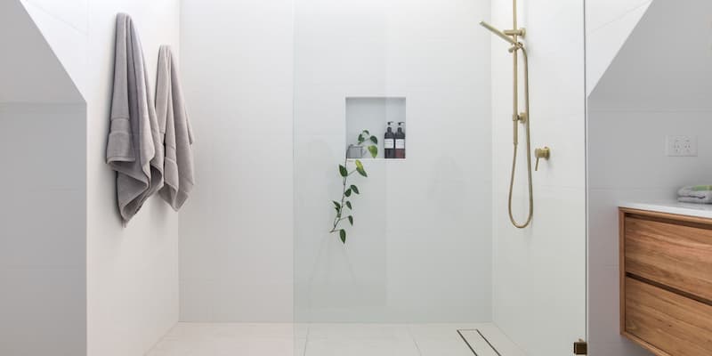 paroi d'une douche à l'italienne