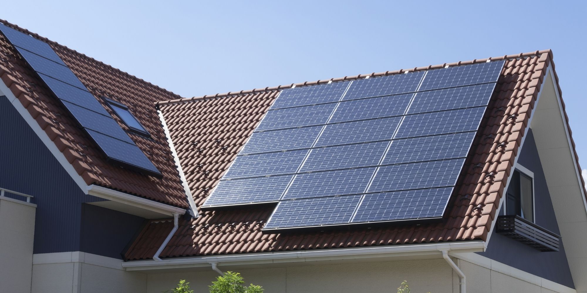 panneaux solaire pour le chauffage sur le toit d'une maison