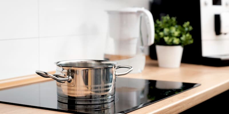 plaques de cuisson dans une cuisine