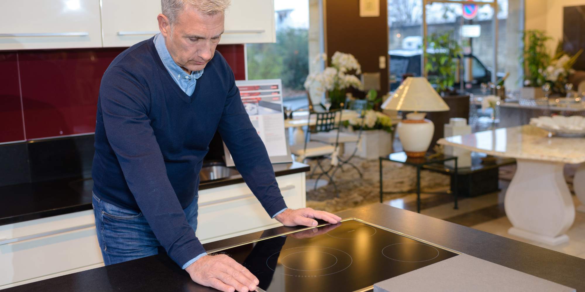 personne perplexe face à sa plaque à induction qui ne s'allume pas