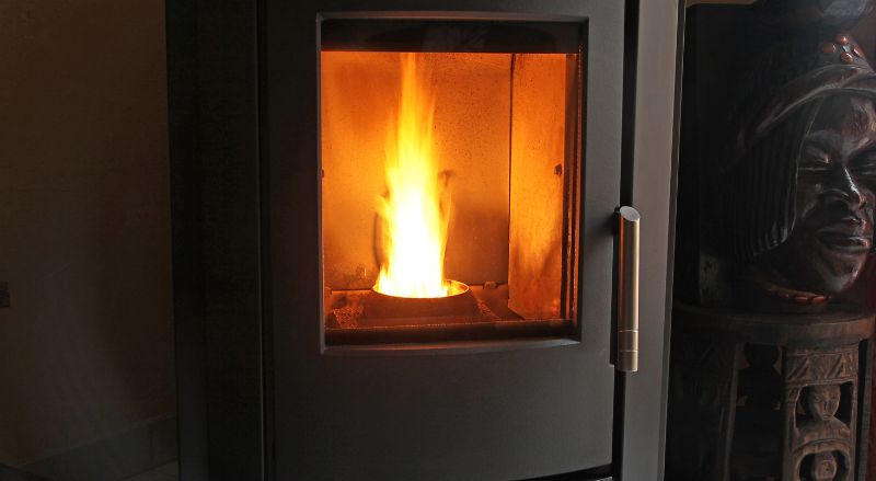 Contactez un artisan agrée pour installer votre poêle à granules sans conduit