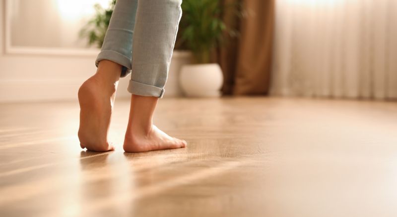 femme marchant pieds nus sur un plancher concept du chauffage par le sol