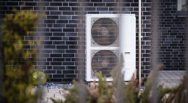 chauffage hybride par pompe à chaleur dans la cour avant d une maison