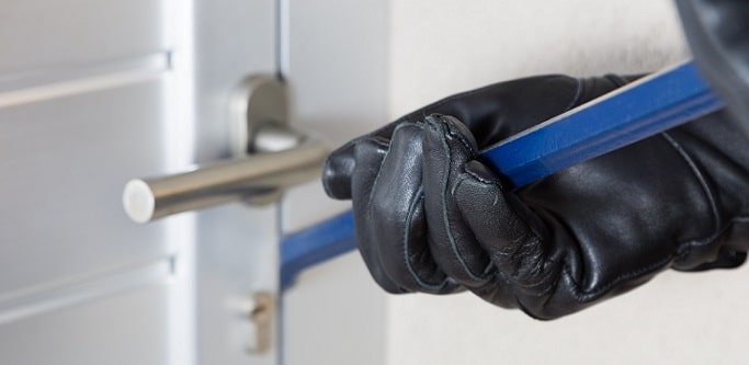 Porte équipée d'une cornière anti-pince