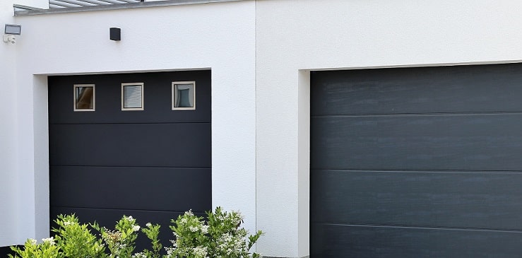 Des portes de garage sécurisées dans une maison