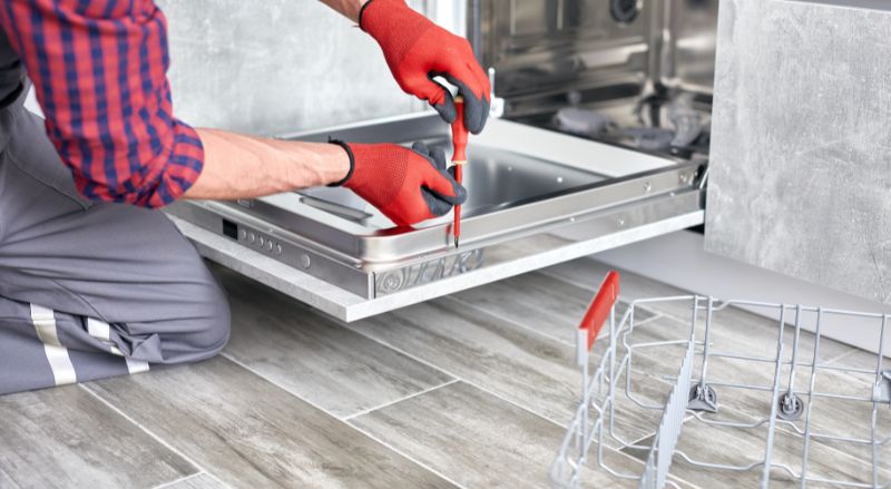 technicien reparant la porte d un lave vaisselle