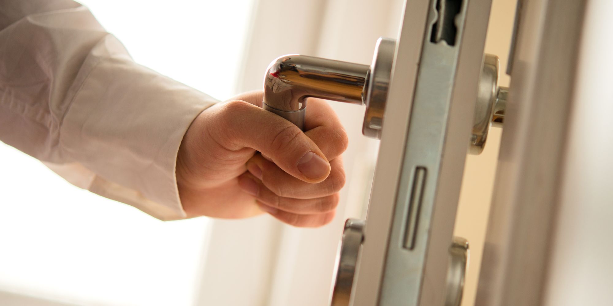 Personne qui cherche à fermer sa porte