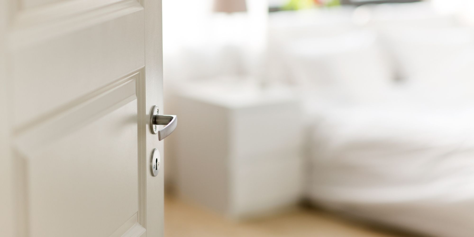 porte de chambre à coucher qui frotte
