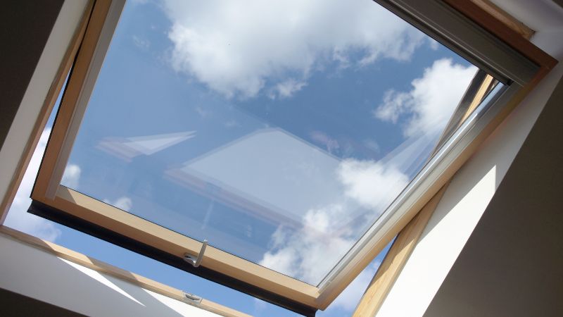 fenetre de toit type velux ouverte vue de l interieur sur ciel ensoleille