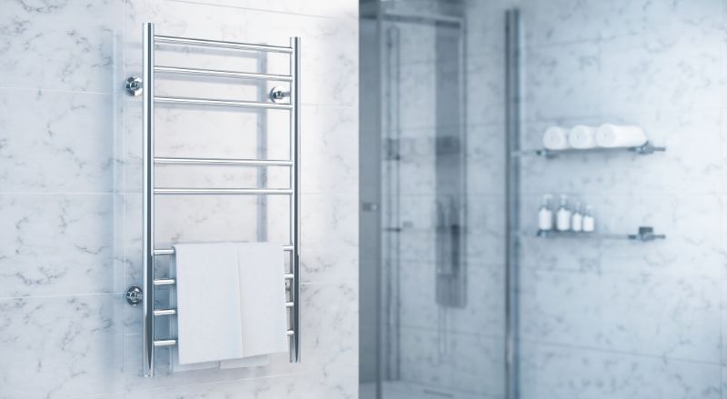 seche serviettes en inox dans une salle de bain moderne