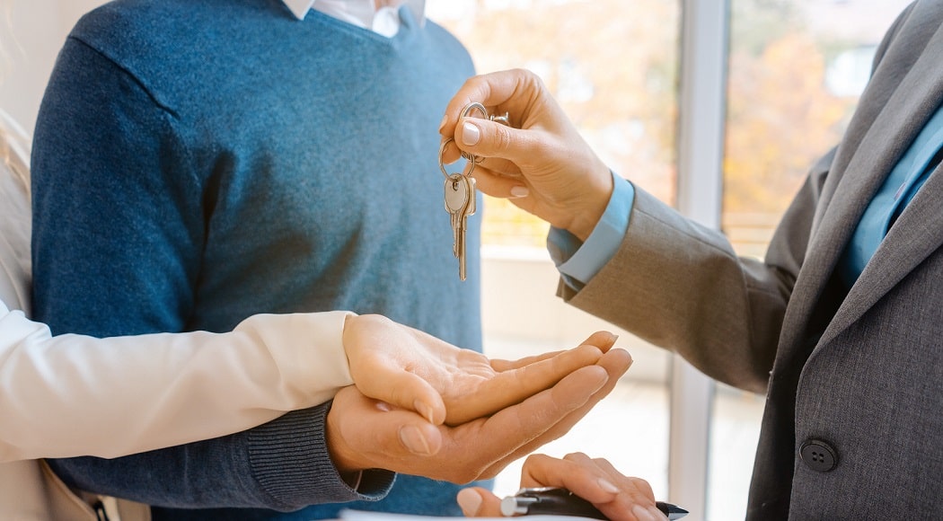 Propriétaire avec les clés de son locataire