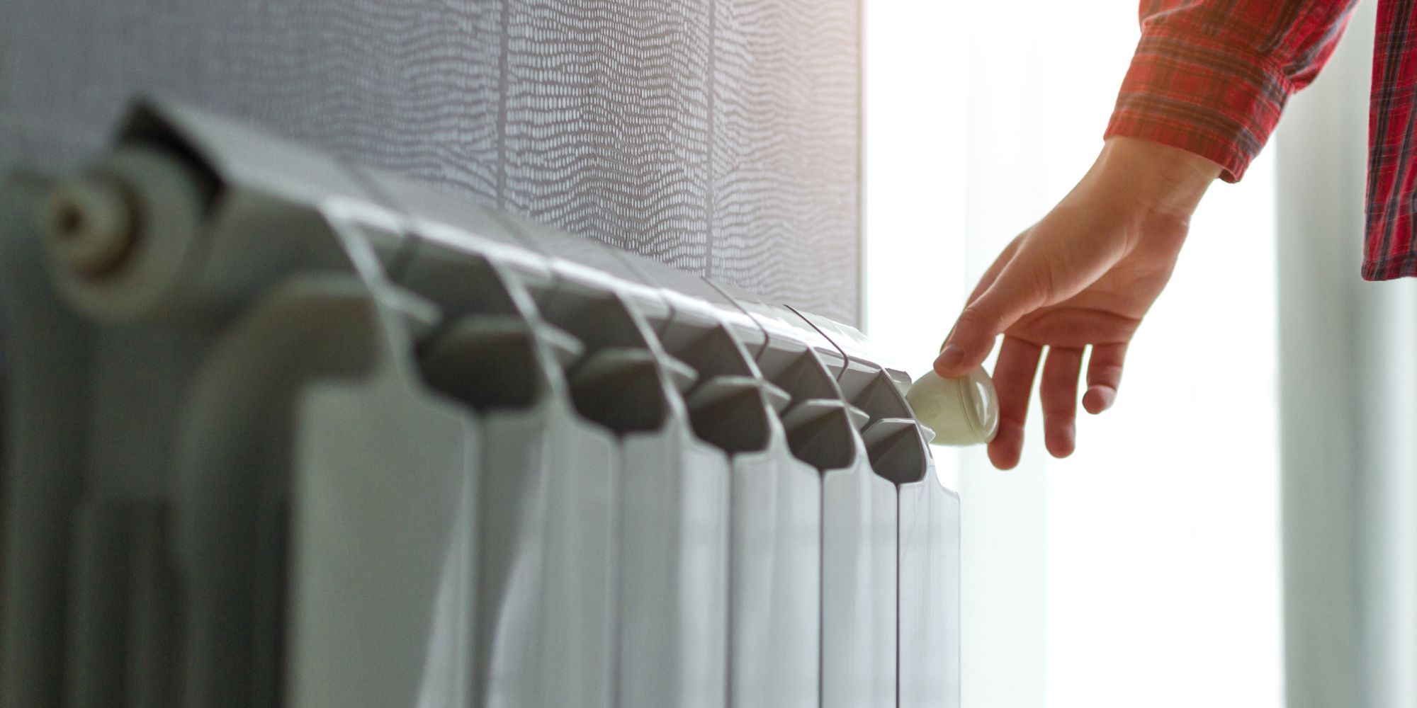 Personne qui constate que son radiateur claque