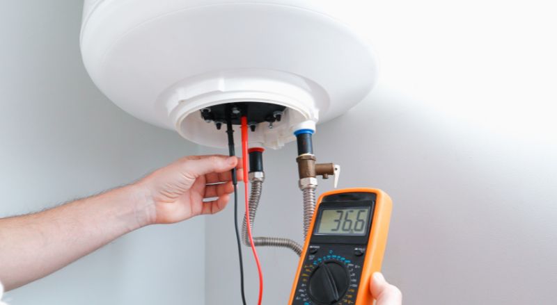 homme utilisant un multimetre pour tester la reis