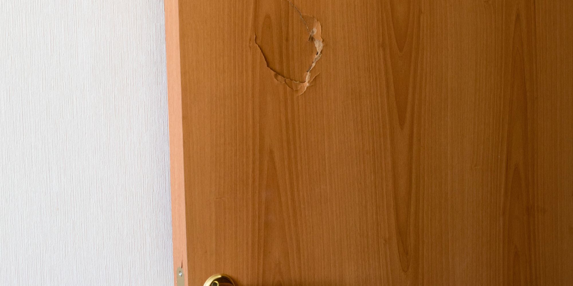 trou dans une porte