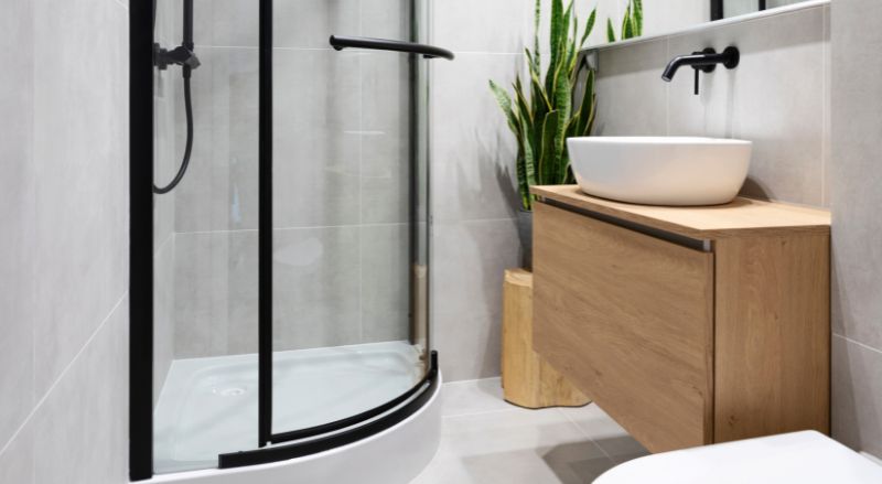 exemple d amenagement d une salle de bain de 4m2 avec lavabo en ceramique sur l armoire en bois miroir au mur et douche le tout dans une ambiance minimaliste
