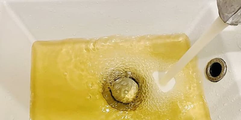 Evier rempli d eau jaune