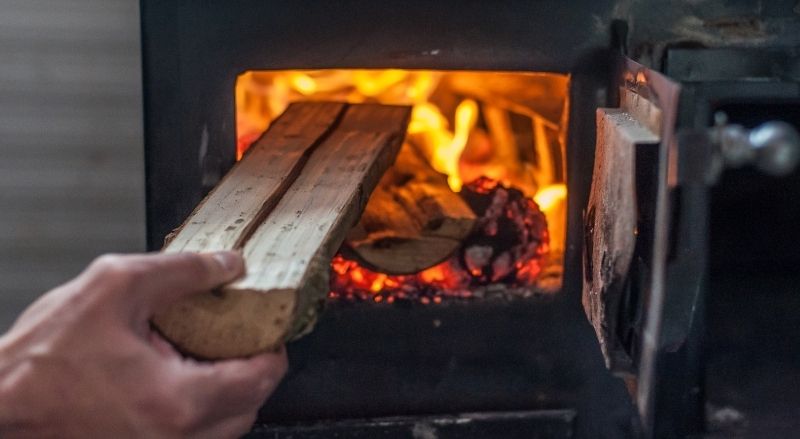 bois dans un poele à bois