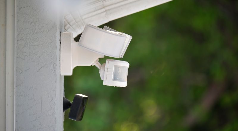 detecteur de mouvement avec spot de lumiere monte sur le mur exterieur d une maison dans le cadre du systeme de securite ou pour ouvrir automatiquement une porte de garage