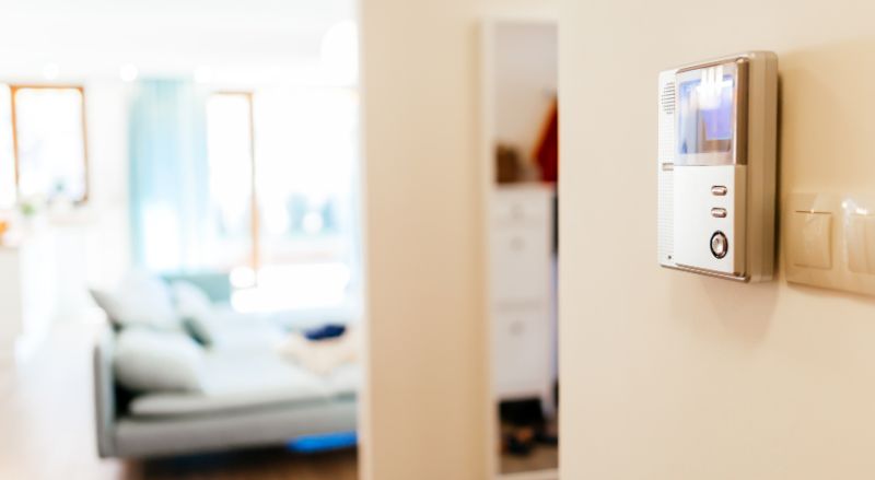 moniteur interieur et son ecran fixe sur le mur d un couloir la plupart des interphones presentent 2 fils ce qui facilite le branchement