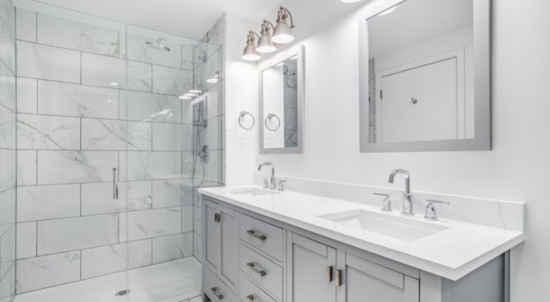 carrelage effet marbre dans une douche à l'italienne