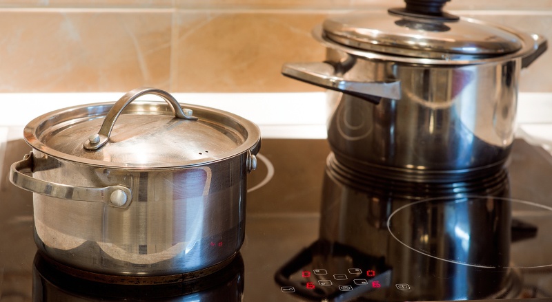 deux casseroles sur une plaque à induction